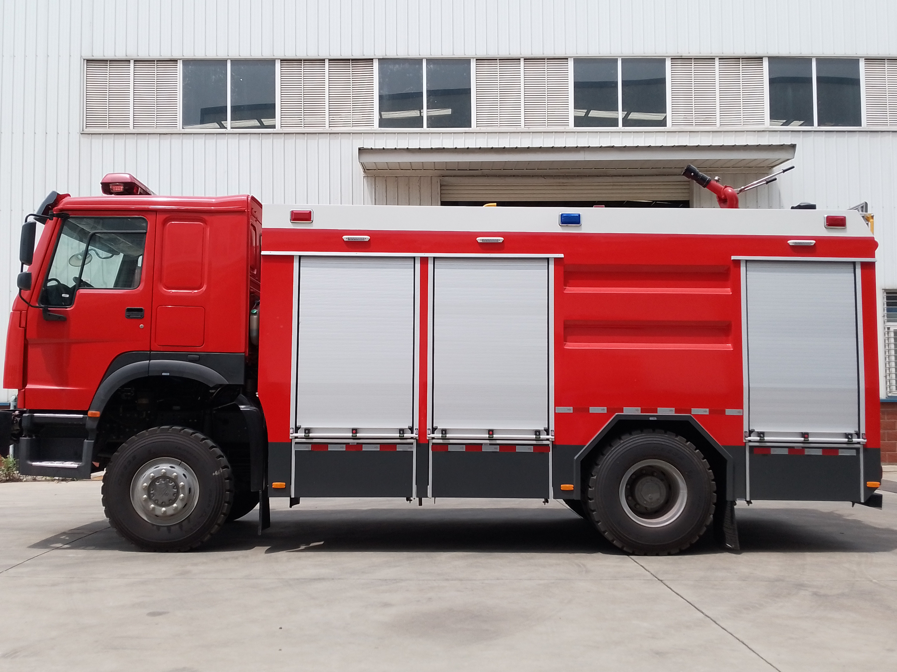 四驅5.5噸水罐消防車