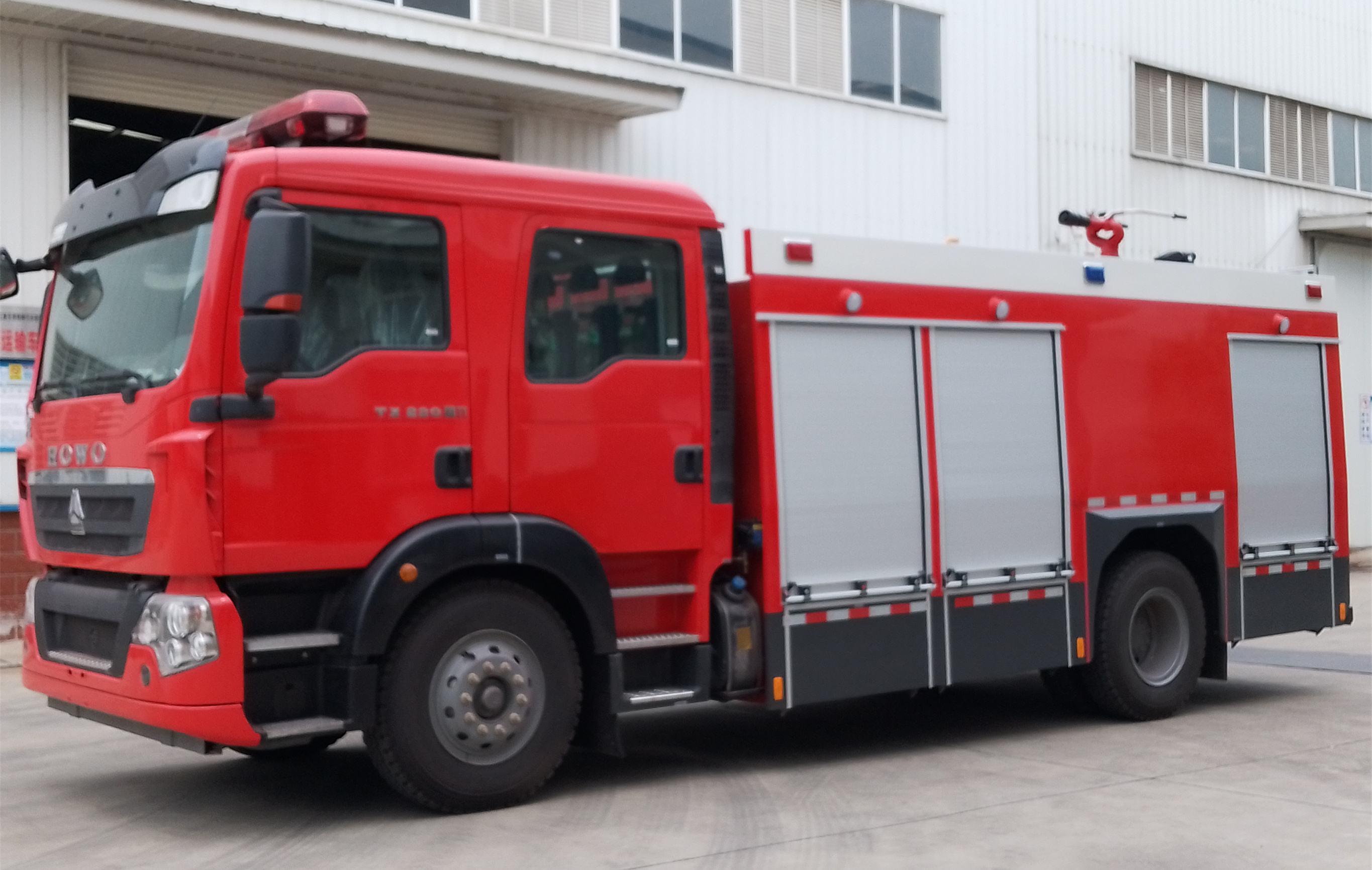 重汽8噸水罐消防車