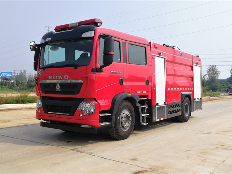 重汽豪沃8噸水罐消防車