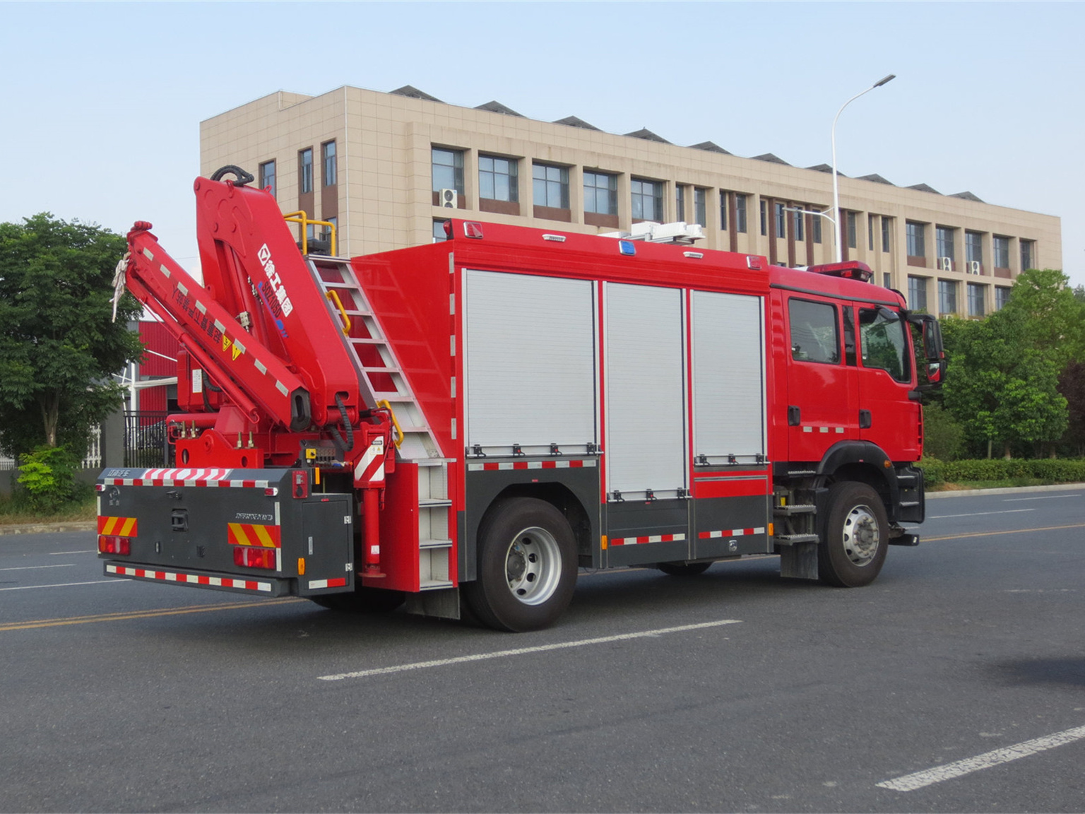 汕德卡單橋搶險(xiǎn)救援車(chē)