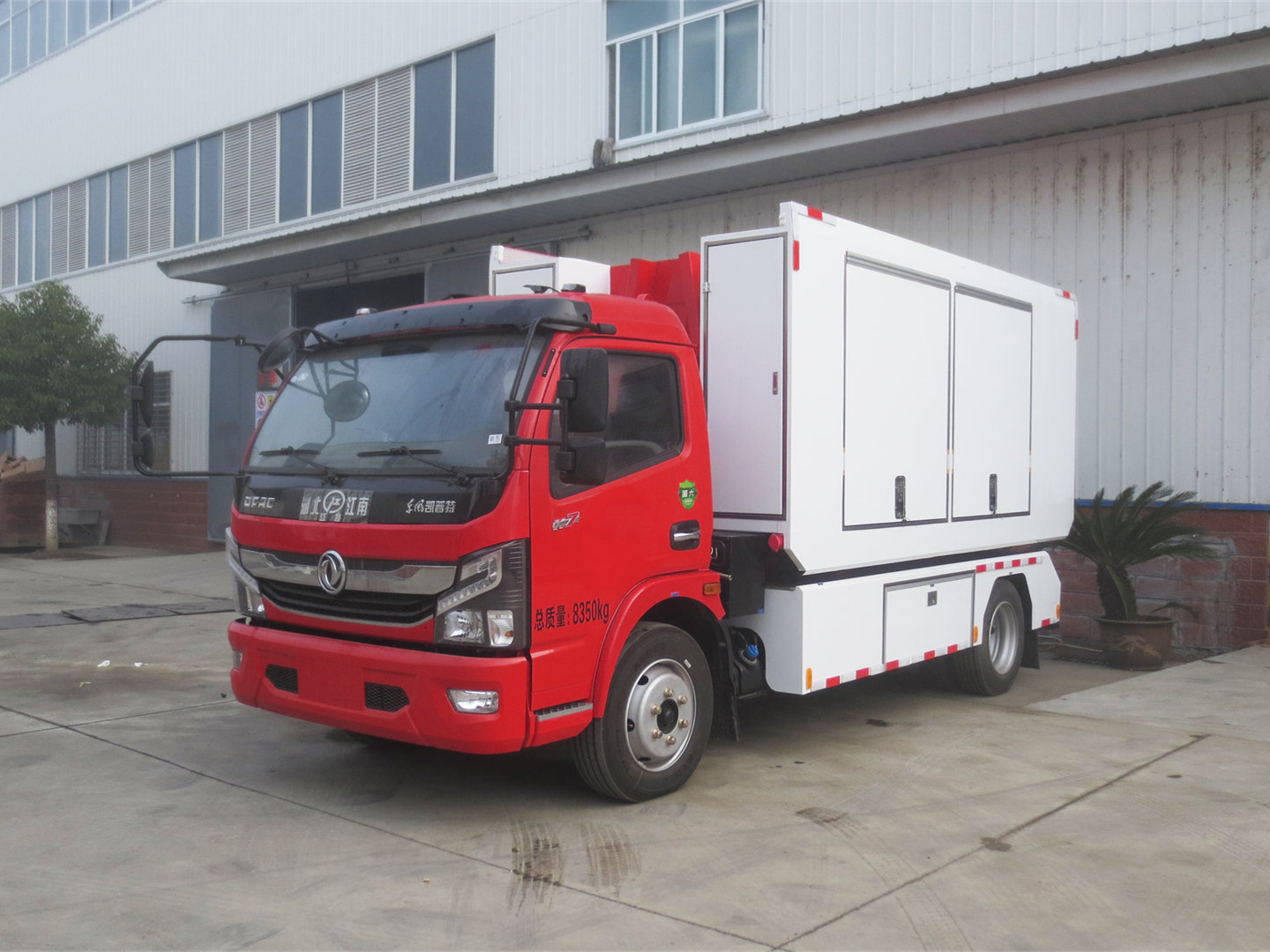 東風自卸式器材裝備運輸車