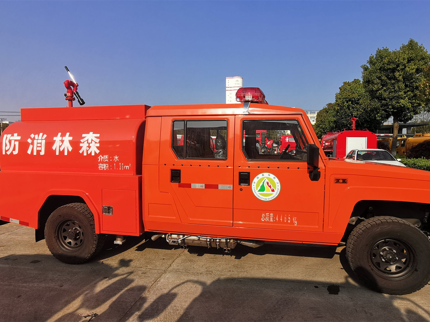 森林四驅勇士雙排1.36噸供水車(圓罐)