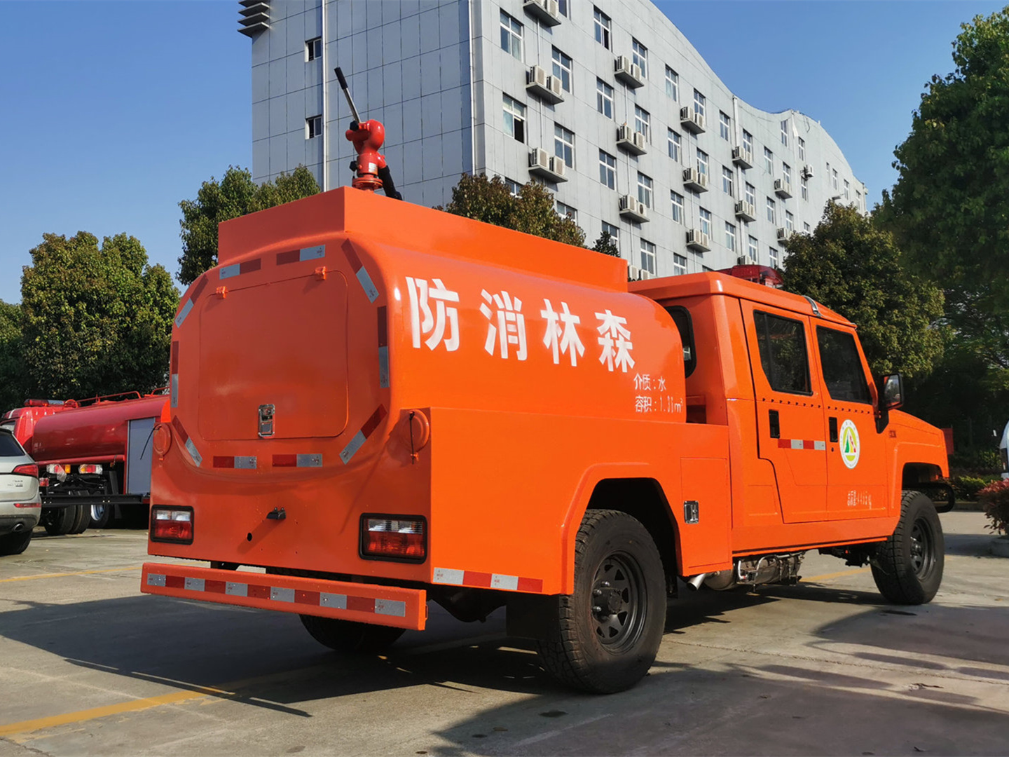 森林四驅勇士雙排1.36噸供水車(圓罐)