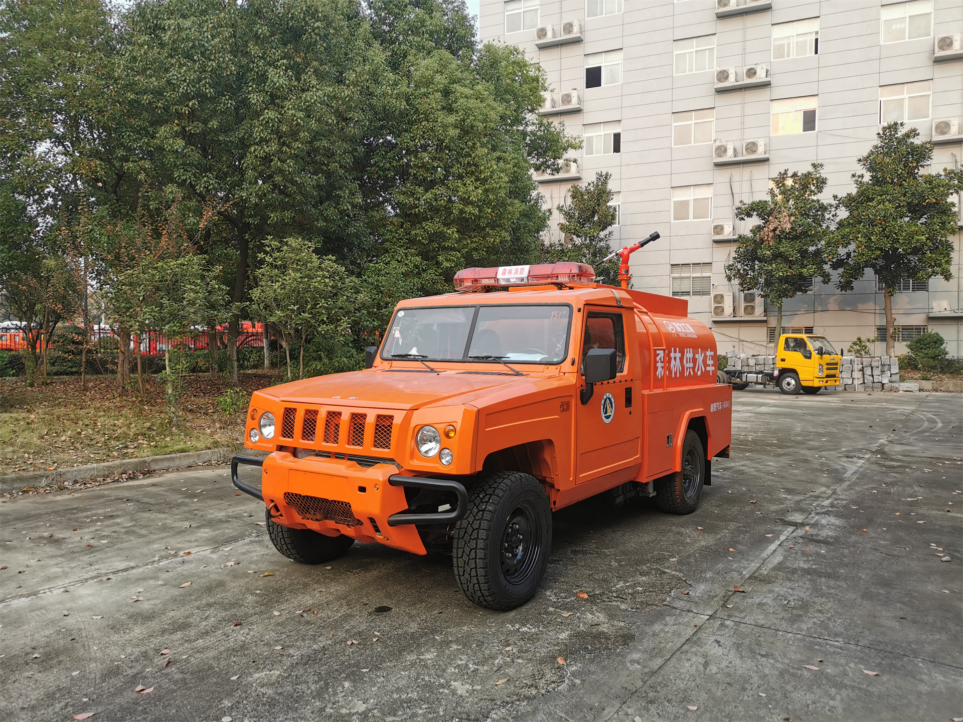 森林四驅(qū)勇士單排1.66噸供水車（圓罐）