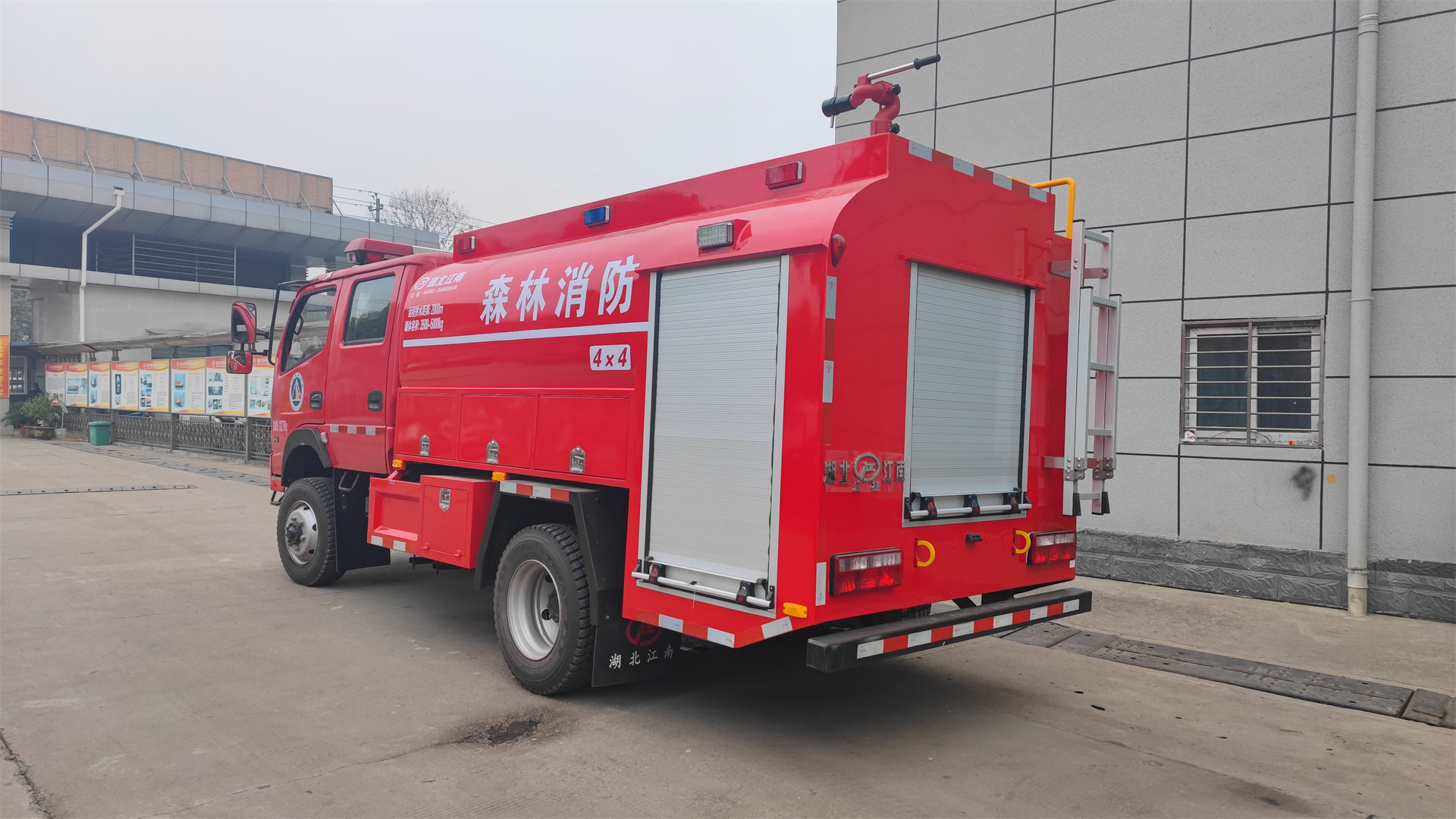 森林四驅(qū)東風(fēng)雙排4.8噸供水車